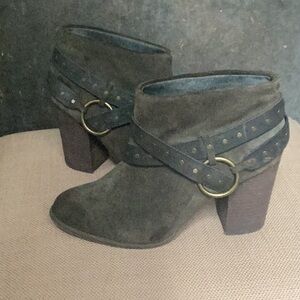 CALVIN KLEIN JEANS OLIVE GREEN SUEDE MOTO CHUNKY HEELED ANKLE BOOTIES, SIZE 9.5